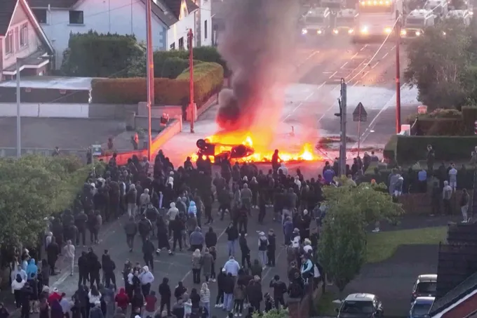 أعمال شغب معادية للمهاجرين في بلفاست تثير جدلاً حول أسبابها ومسؤوليتها