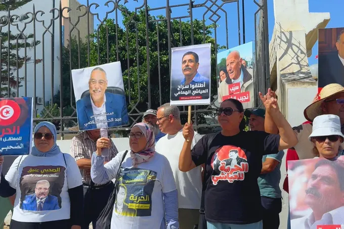 محكمة النقض التونسية تباشر النظر في قضية 'التآمر على أمن الدولة' وسط احتجاجات أهالي المعتقلين