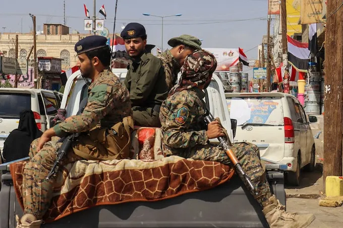معارك عنيفة في تعز ولحج بين القوات الحكومية والحوثيين