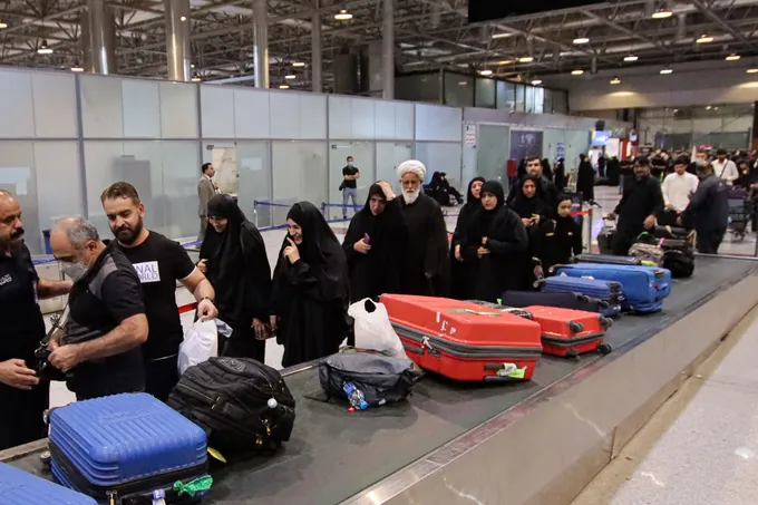 العراق والإمارات يعلّقان الرحلات الإيرانية وطهران تهدد باستهداف مطارات المنطقة