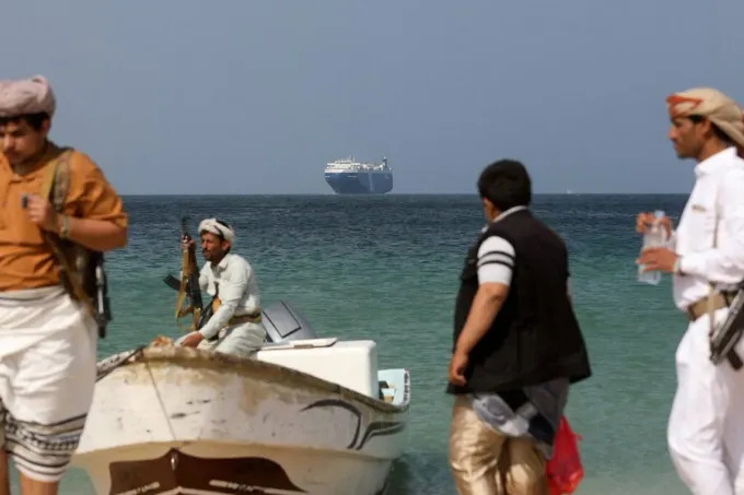 الحوثيون يستهدفون ناقلة نفط سعودية قبالة ينبع في إطار حصارهم البحري على المملكة