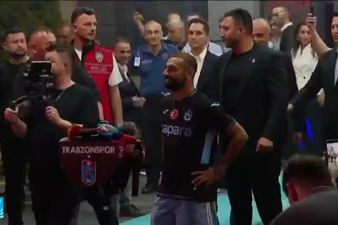 محمد صلاح يصل طرابزون وسط استقبال جماهيري حاشد بعد انتقاله من ليفربول