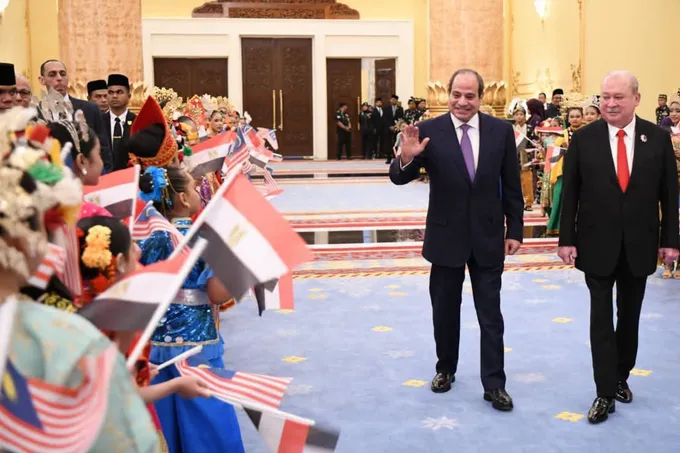 ملك ماليزيا يمنح السيسي أرفع وسام اتحادي خلال زيارة دولة إلى كوالالمبور
