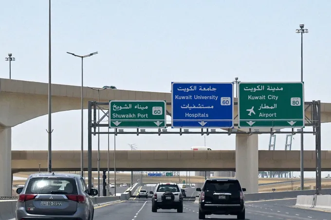 الكويت تعترض طائرات مسيّرة وصواريخ إيرانية وصفارات الإنذار تدوّي في البحرين