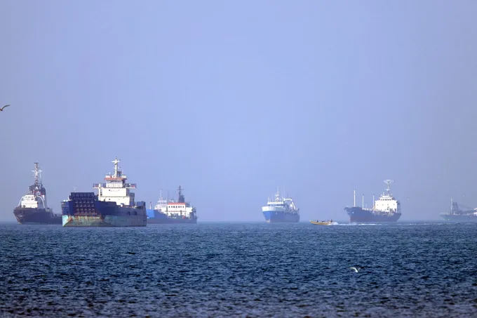 النفط يتراجع والذهب يرتفع مع ترقب عقوبات أمريكية جديدة على إيران