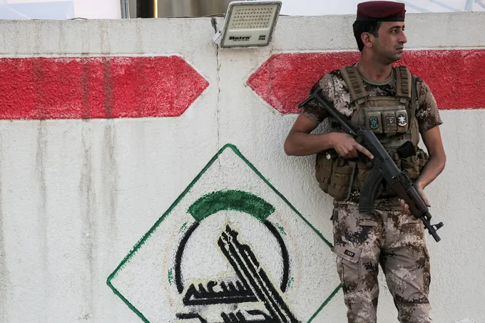 العراق يعتقل متورطين في حادثة العلم الأمريكي خلال استعراض الحشد الشعبي