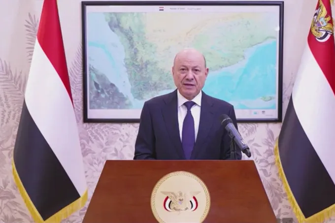العليمي يعلن استئناف تصدير النفط ويستنفر اليمنيين لمعركة استعادة الدولة من الحوثيين