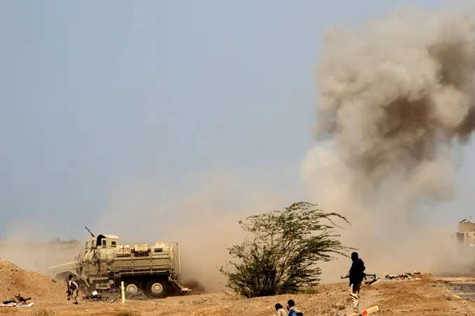 الحوثيون يشنون هجوماً واسعاً على ميناء المخا يخلّف 7 قتلى و35 جريحاً
