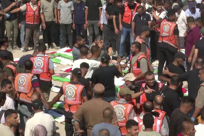 غزة تشيّع 50 شهيداً انتشلوا من الأنقاض وآلاف المفقودين لا يزالون مجهولي المصير