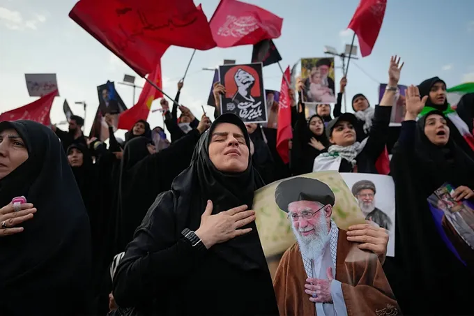 ملايين يشيّعون خامنئي في طهران وقم وسط تهديدات إسرائيلية ودعوات إيرانية للانتقام