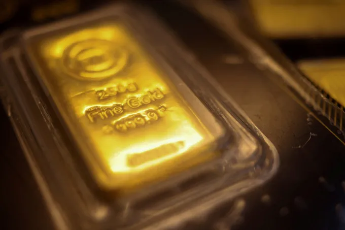 الذهب يتذبذب وسط ترقب بيانات التضخم الأمريكية وتداعيات العقوبات على إيران