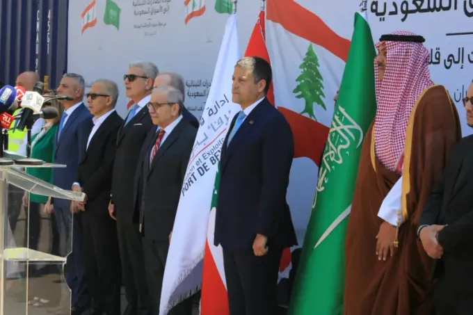 انطلاق أول شحنة لبنانية إلى السعودية من مرفأ بيروت بعد رفع الحظر التجاري