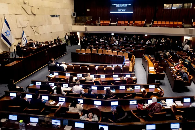 الكنيست الإسرائيلي يحل نفسه ويفتح الباب أمام انتخابات أكتوبر في ظل قلق على مستقبل نتنياهو