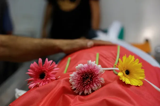 مقتل فلسطيني في مداهمة إسرائيلية بالبيرة وسط تصاعد الاعتداءات في الضفة الغربية