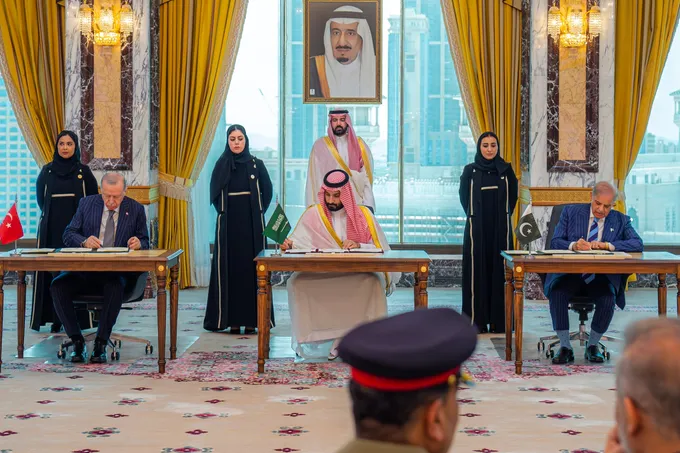 السعودية وتركيا وباكستان توقّعن «اتفاقية مكة للدفاع المشترك» وسط تساؤلات عن استهداف إيران