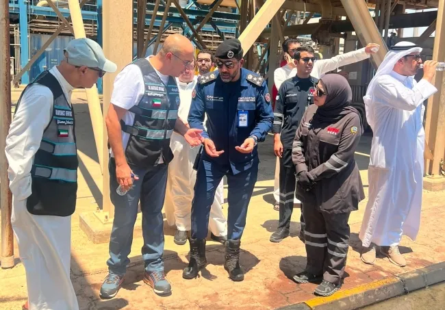 وزير الكهرباء الكويتي يتفقد محطة تعرضت لهجوم معادٍ