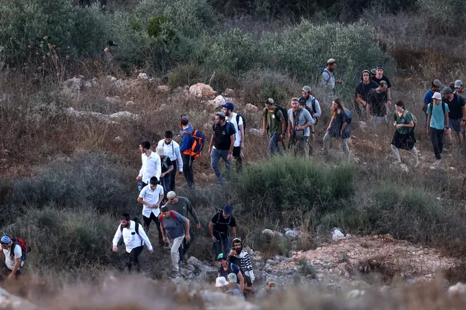 مستوطنون يهاجمون وفداً دبلوماسياً أوروبياً في الضفة الغربية ونتنياهو يتحدث عن «حملة تشويه»