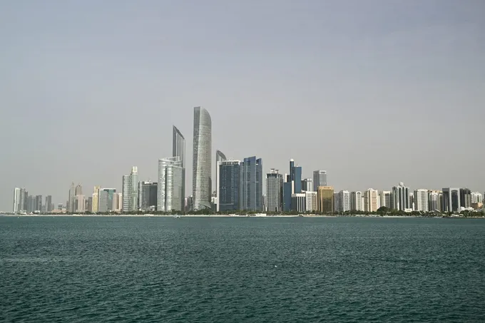 الإمارات تدين الهجوم الإيراني وتعلن احتفاظها بحق الرد بعد اعتراض مسيّرة فوق مياهها الإقليمية