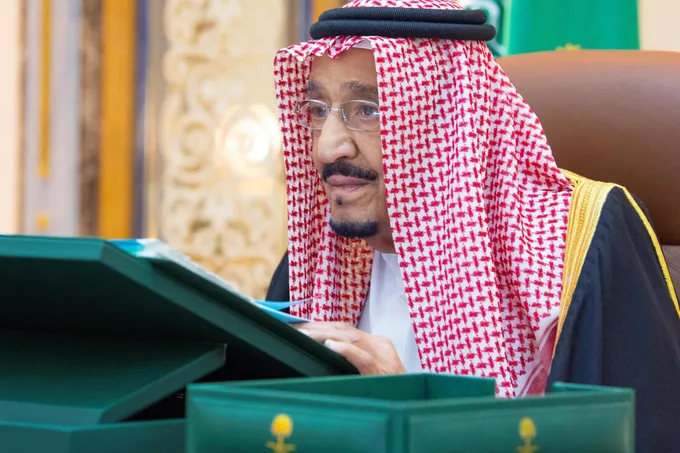 الملك سلمان يندّد بمحاولة الحوثيين استهداف مكة وسط تبادل اتهامات بضربات دامية