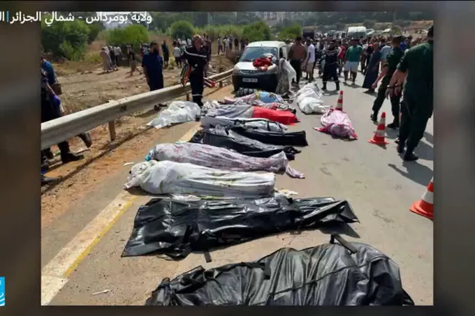مقتل عشرات في انقلاب حافلة ركاب بولاية بومرداس شرق الجزائر