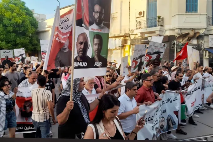 توقيف 15 شخصاً في تونس عقب مسيرة تضامنية مع معتقلي أسطول الصمود