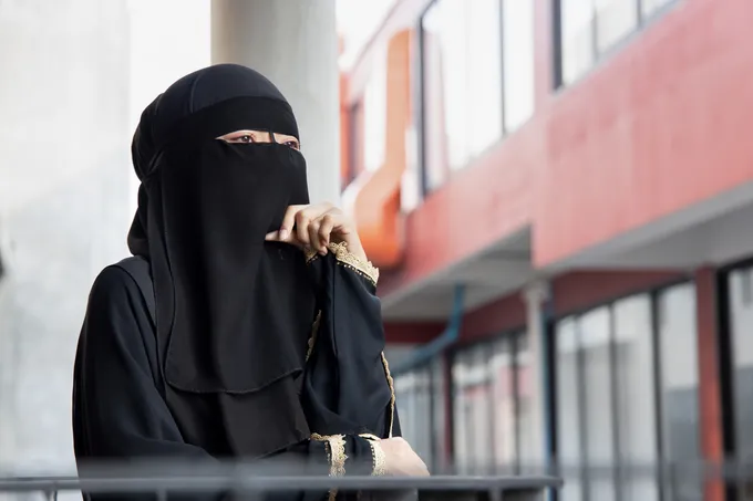 مدينة لاردة الإسبانية تُقرّ حظر البرقع والنقاب في الأماكن العامة بغرامات تصل إلى 750 يورو