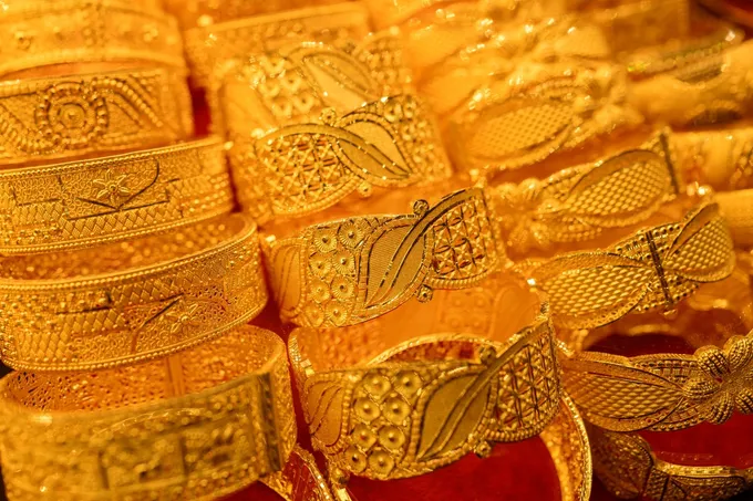 الذهب يتجه لثالث خسارة أسبوعية متتالية مع ارتفاع الدولار