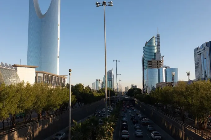 مؤشرات متباينة للاقتصاد السعودي: نمو القطاع الخاص يتسارع وسط ضعف السيولة في السوق
