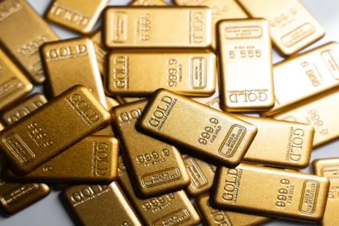 الذهب يتراجع مع صعود الدولار وتوقعات رفع الفائدة الأمريكية