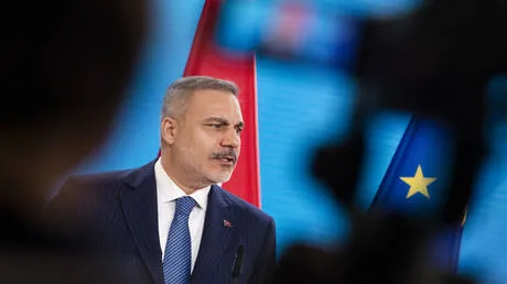 بن زايد يستقبل فيدان في أبوظبي لبحث التعاون الثنائي والتطورات الإقليمية