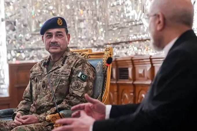 قائد الجيش الباكستاني في طهران وسيطاً بين إيران وواشنطن