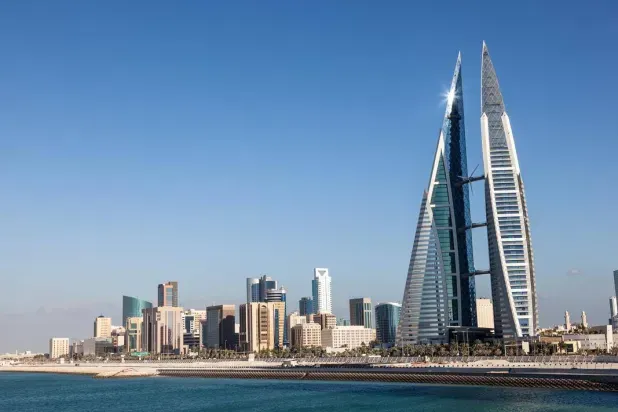 البحرين تطلق صفارات إنذار وتحث السكان على التوجه لأقرب مكان آمن