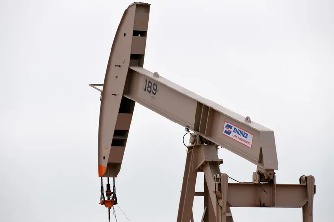 ارتفاع حاد في النفط وتراجع الأسهم العالمية مع تصاعد المواجهة الأمريكية الإيرانية وإغلاق هرمز