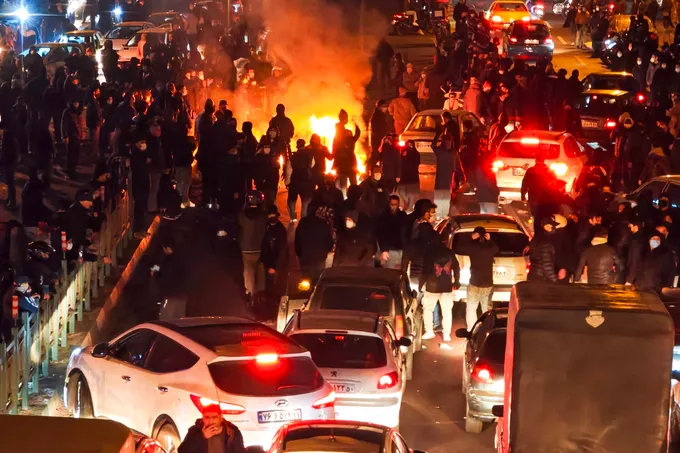إيران تُعدم رجلين علناً في أصفهان على خلفية احتجاجات يناير