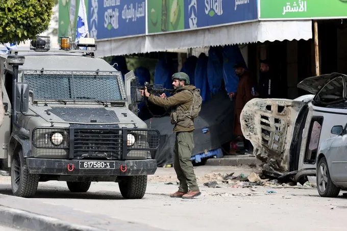نتنياهو يضع حجر أساس مركز تراثي في مطار قلنديا وسط انتقادات فلسطينية