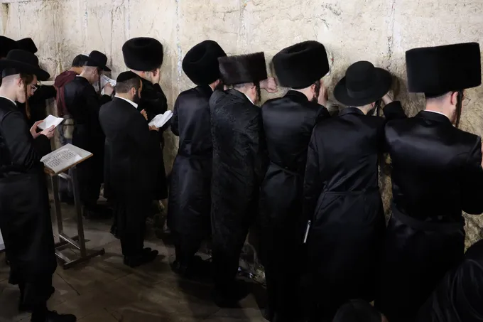 نتنياهو وآلاف المستوطنين يقتحمون ساحة حائط البراق في القدس