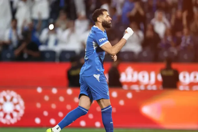 مستقبل بنزيمة في الهلال يثير جدلاً مع انطلاق الموسم السعودي الجديد