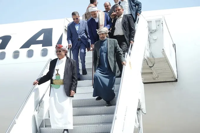 الحكومة اليمنية تمنع طائرة إيرانية من الهبوط في صنعاء وتُلزم جميع الرحلات بتصاريح مسبقة من عدن