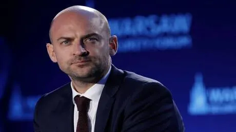إيران تُغلق مضيق هرمز وتهدد الملاحة الدولية