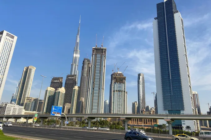 الدفاع الجوي الإماراتي يرصد تهديداً صاروخياً ويدعو السكان إلى الاحتماء