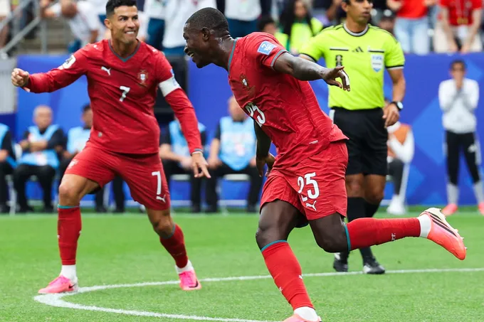 رونالدو يسجل في ست نسخ من كأس العالم ويقود البرتغال لسحق أوزبكستان 5-0