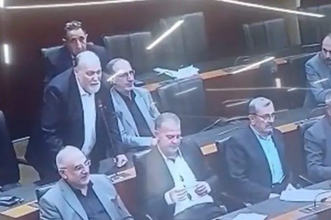 جلسة مساءلة الحكومة اللبنانية تتحول إلى مبارزة سياسية بين قوى السيادة وحزب الله