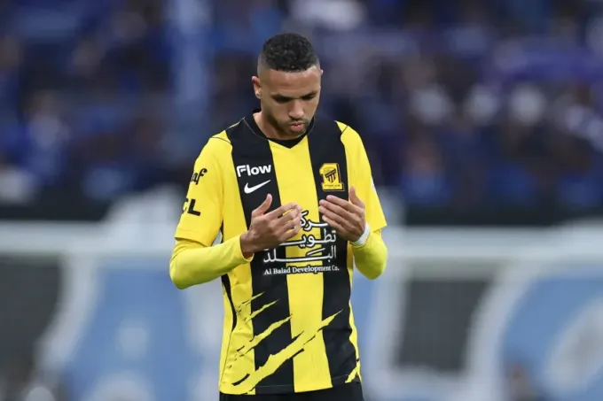 جدل التحكيم يُلقي بظلاله على ديربي الهلال والاتحاد