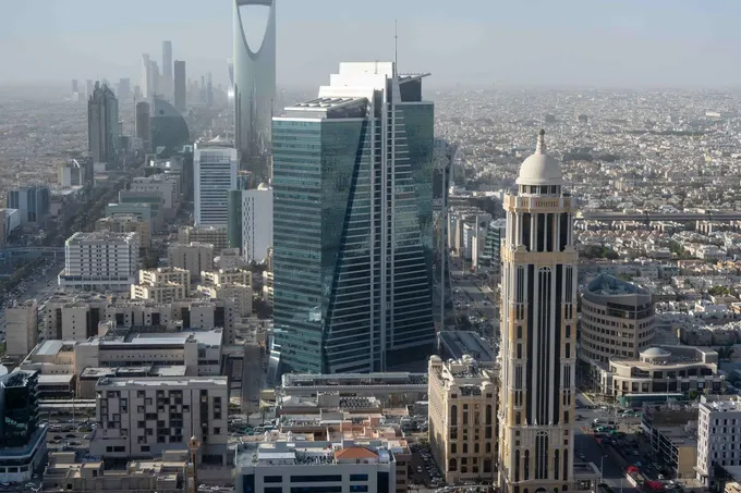 الحوثيون يقصفون مطار الرياض بصاروخ باليستي وشظايا الاعتراض تلحق أضراراً بروضة أطفال وعيادات