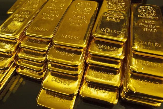 النفط يرتفع والذهب يتراجع وسط ترقب محادثات واشنطن وطهران وقرارات الفائدة