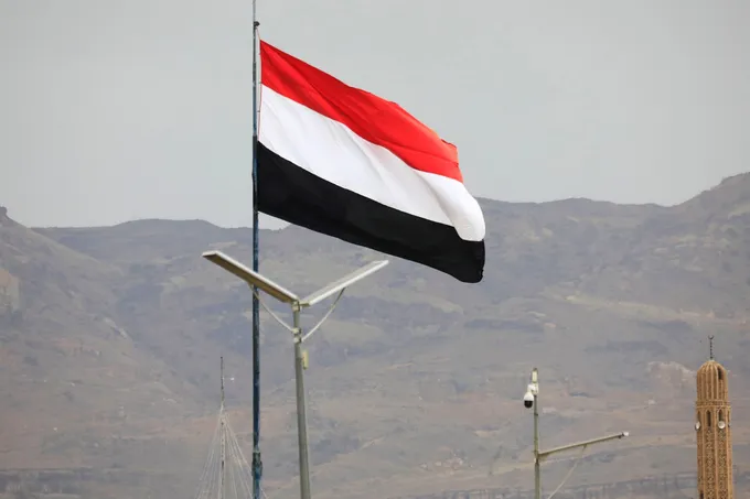 القيادة اليمنية تؤكد مواصلة المعركة بعد خسائر الساحل الغربي أمام الحوثيين