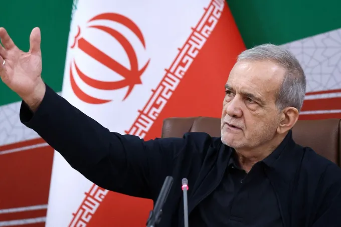 إيران تعلن مواجهة "حرب شاملة" وتهدد بإغلاق هرمز رداً على العقوبات الأمريكية