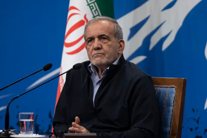لقاء بزشكيان بمجتبى خامنئي: خبر موثّق وصورة مزيّفة