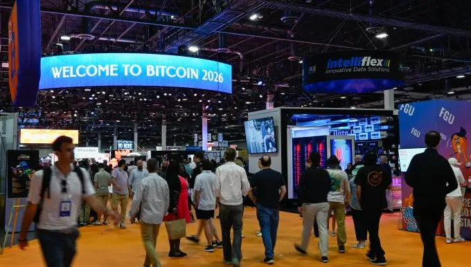 بيتكوين تتراجع دون 70 ألف دولار وسط بيع «ستراتيجي» وضغوط جيوسياسية