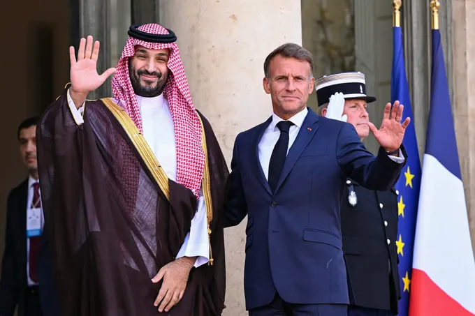بن سلمان في باريس: 21 اتفاقية سعودية-فرنسية وثلاثة منتزهات ترفيهية بـ6 مليارات يورو